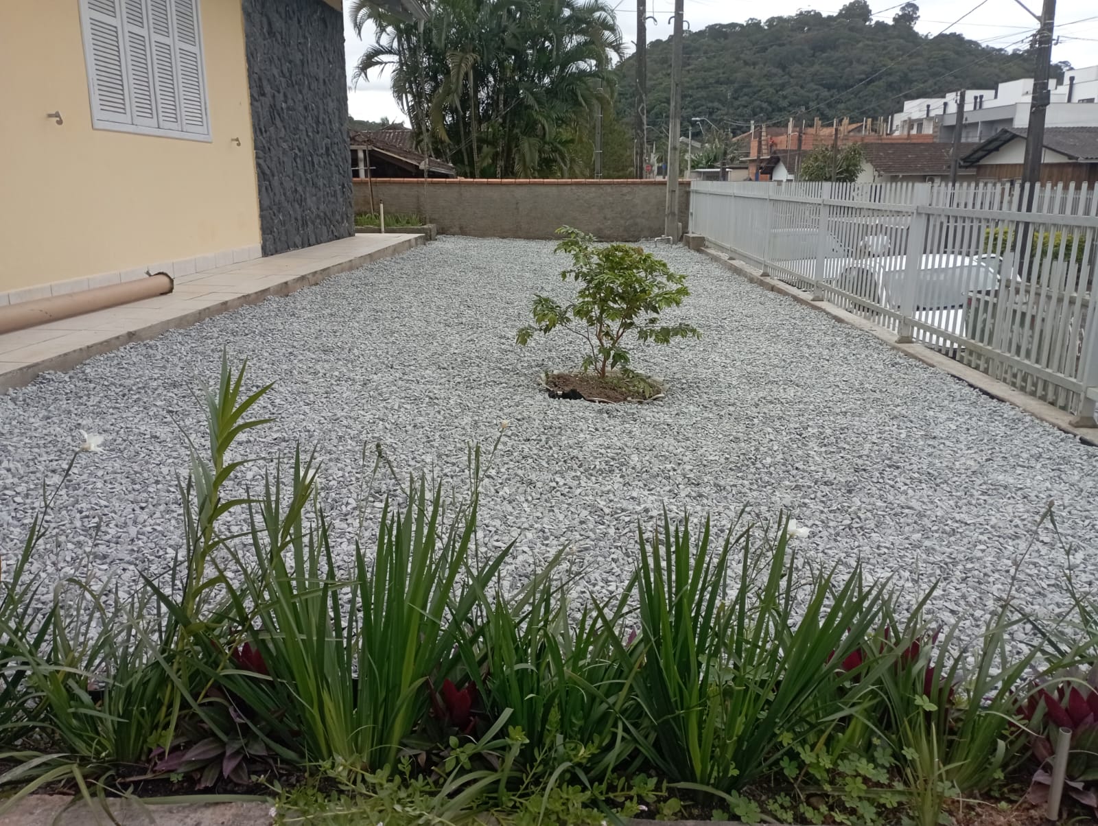 Retirada de Grama e Colocação de Britas